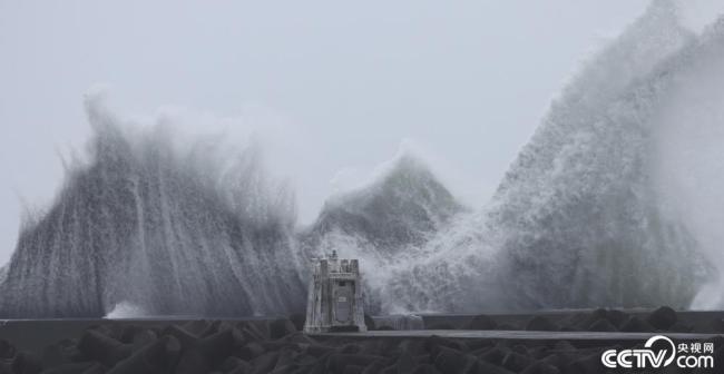 台风“兰恩”向日本中南部沿海靠近