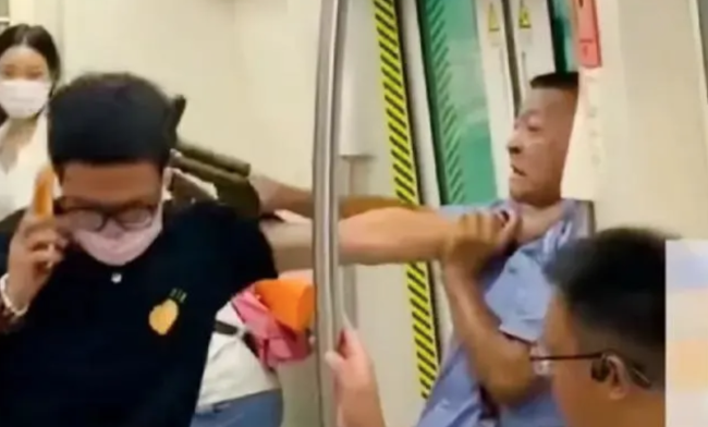 男子地铁扫码乞讨被制服，遭男子单手锁喉！