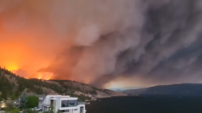 实拍加拿大林火：烈火烧山，浓烟蔽日，宛如世界末日
