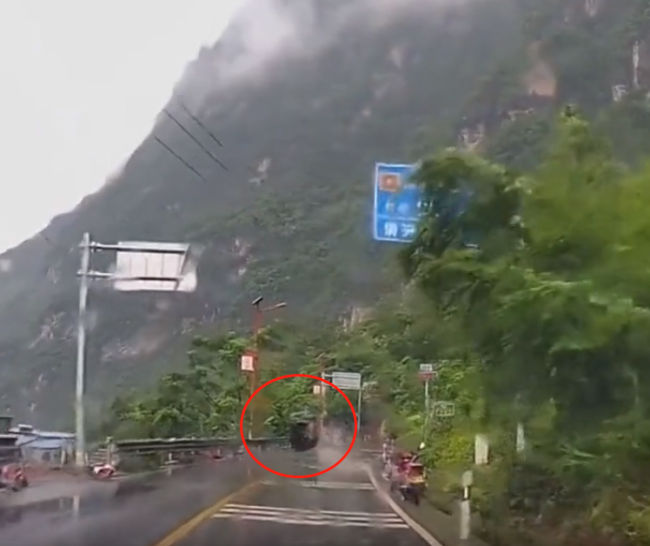 司机惊险躲过滚落巨石，驾车20秒遇3次落石