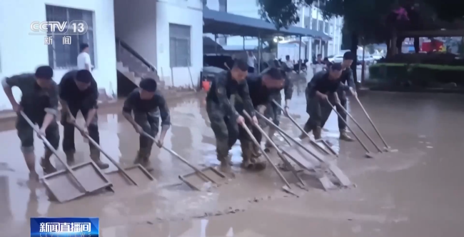 广西洪水退去武警清淤：2000余人投入清淤工作 加速恢复正常生产生活