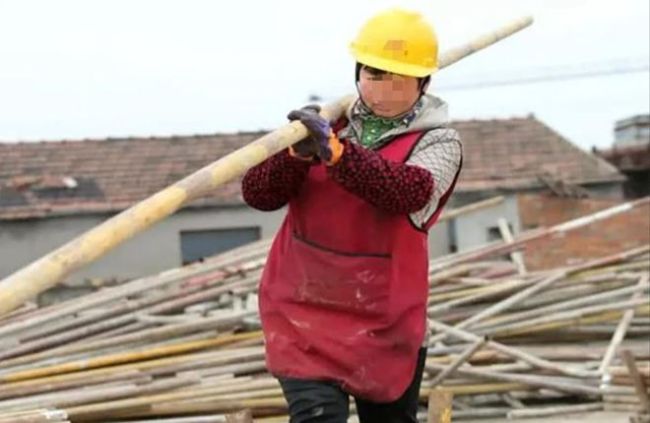 女子同时打5份工9年还清巨债，还改善了乡亲们的生活条件