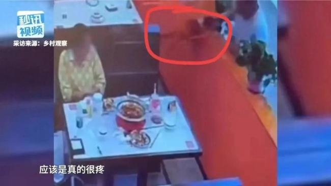 妻子沉迷手机未理会孩子，丈夫用椅子砸妻子头部