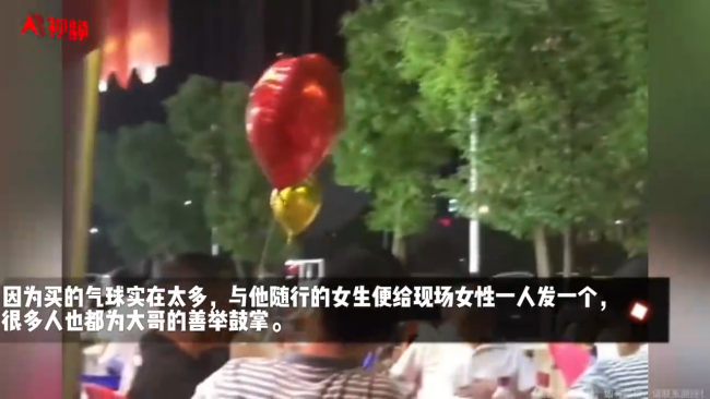 商贩带孩子卖气球被包摊