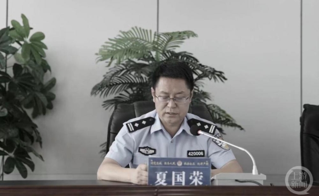宁夏一民警被控包庇淫秽场所涉黑头目，其领导和同事同日被查