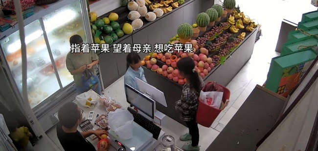 聋哑母亲带女儿买水果，暖心店主主动降价，网友纷纷为其点赞
