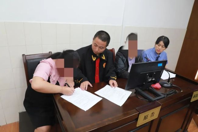 男孩没学费将妈告上法庭：母亲离婚后一直未支付抚养费