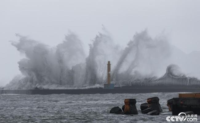 台风“海葵”逼近台湾 宜兰海边掀巨浪