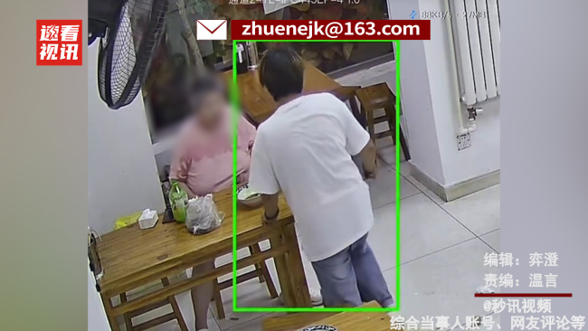 大妈往面里撒盐诬陷饭店 还故意将面条打翻 商家报警