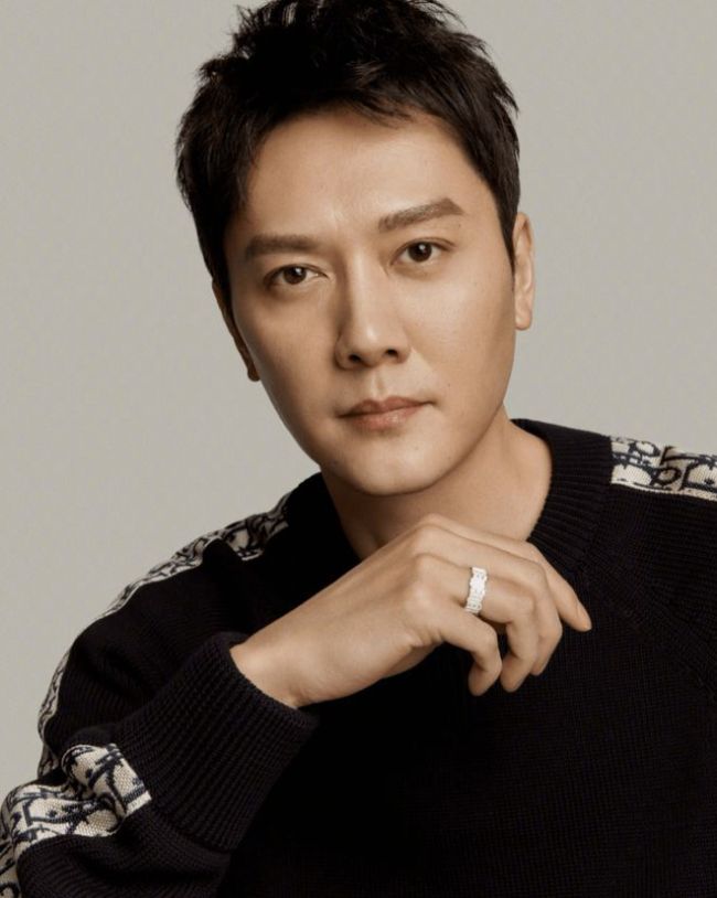 冯绍峰带儿子看灯光秀,牵着儿子小心翼翼过马路