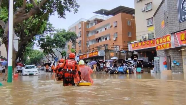 暴雨倾盆，厦门消防部门紧急救援被困群众