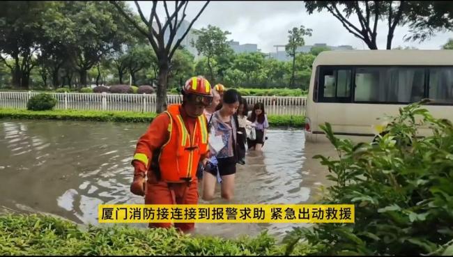 暴雨倾盆，厦门消防部门紧急救援被困群众