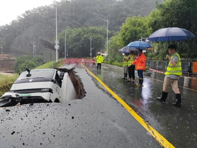 暴雨导致深圳罗湖一盘山公路塌陷，有车辆闯入围挡区域并陷入坍塌处