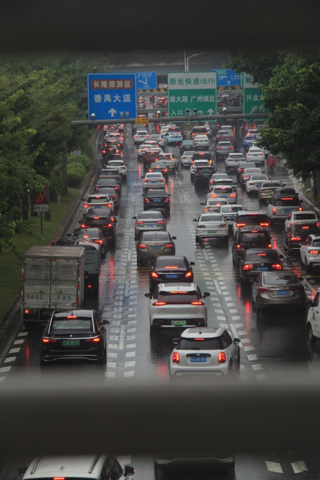 广州番禺局部出现大暴雨，积水严重，车辆被泡
