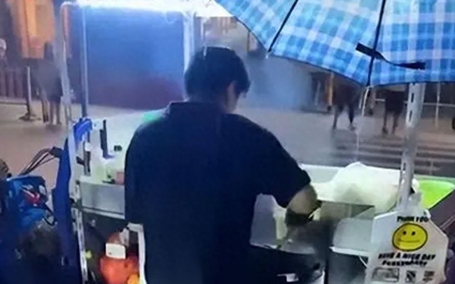 深圳暴雨如注，商贩在激流中淡定卖炒饭