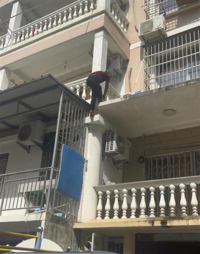 幼童悬坐阳台外邻居救人 两个男人也爬上了三楼一名中年男子试图翻墙而入上演教科书式救援