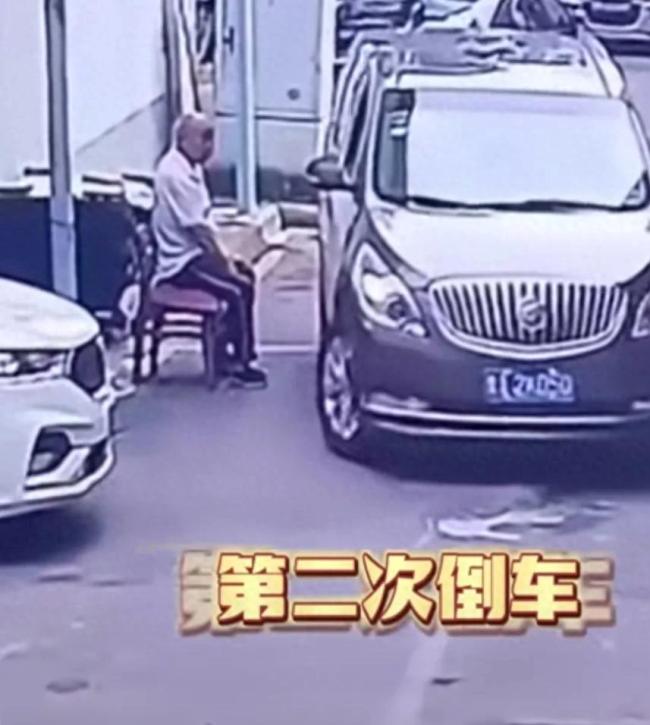 商务车多次贴着老人倒车，直接将老人撞倒！