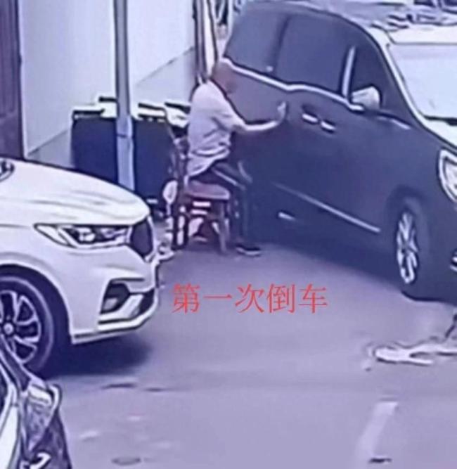 商务车多次倒车撞倒老人后逃逸，网友：简直就是杀人行为