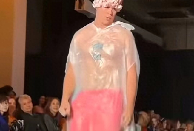 一男子穿垃圾袋混入走秀，试图将自己融入模特行列