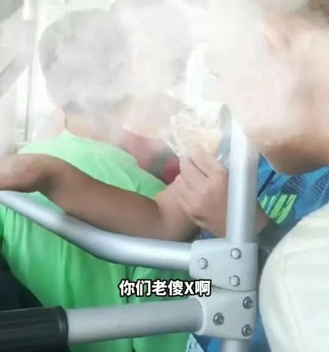 男孩公交上与老人起争执骂老人被扇耳光,疑老人挑衅在先