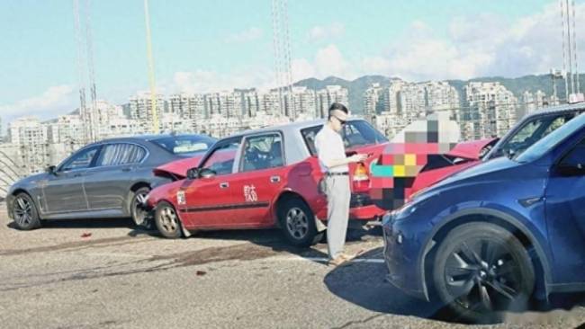 香港青马大桥发生车祸，涉及4辆出租车和5辆私家车，致7人轻伤