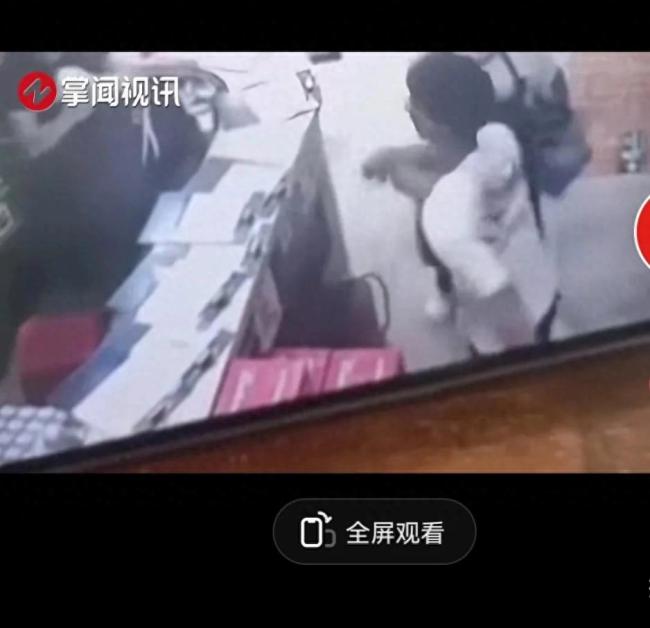 女子上班遭前夫进店持刀殴打 男子连挥数拳后被好心人拉开
