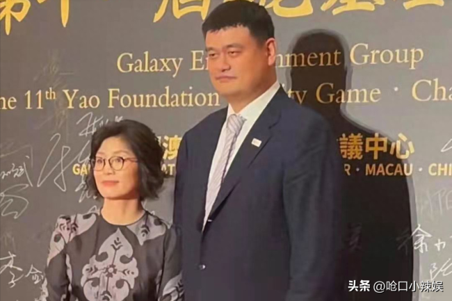 43岁姚明与妻子叶莉同框,穿黑底花纹连衣裙,网友:换发型吧