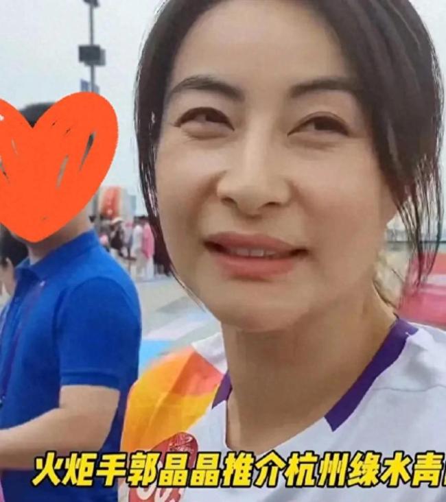 杭州亚运火炬传递 陈雨菲和郭晶晶同框合影！化身小迷妹满脸开心