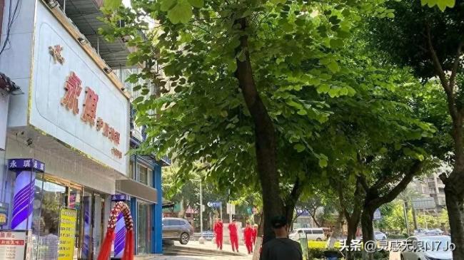 女职校生实习成色情服务？媒体：职校不能装糊涂