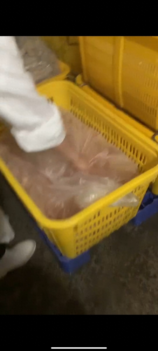 家长“暗访”校外配餐公司发现大量冻品食材 涉事企业回应网传视频“太偏激了”