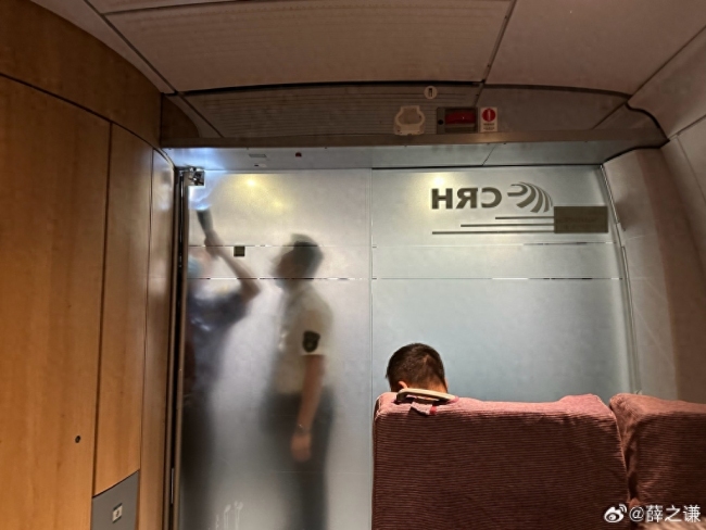 薛之谦乘高铁遇囧事，高铁门坏了，向工作人员喊话被反问：“你是谁啊？”
