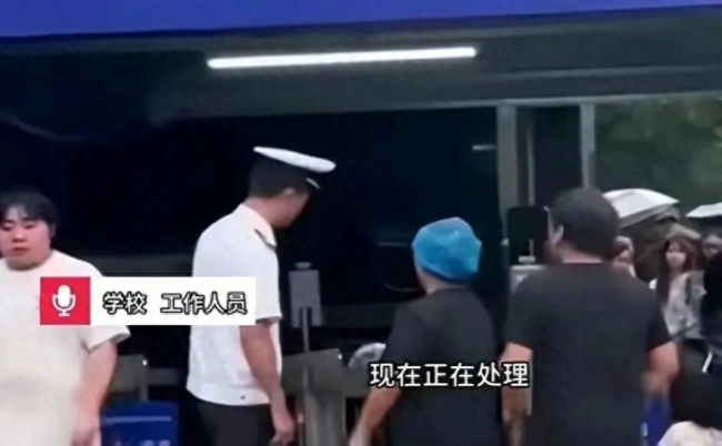 女子掌掴保安后被抱摔 校方：双方正在派出所处理此事