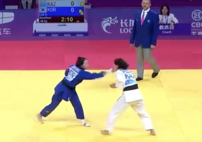 比不过就犯规？韩国运动员扇对手脸被罚出场 细节披露