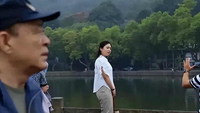 朝鲜运动员逛杭州被偶遇，穿着朴素大方