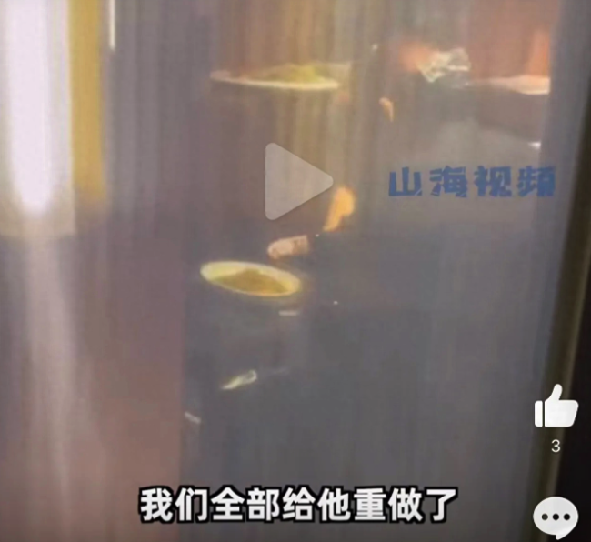 服务员上菜前偷吃菜品？饭店：拍摄角度问题属于误会，菜品撤下重做
