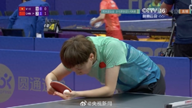 越南女队化身国乒小迷妹 赛后排队找孙颖莎签名