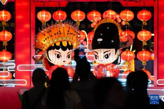 香港中秋燈會亮燈 市民觀燈迎中秋