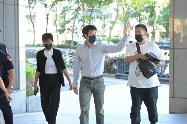 王力宏方申请强制执行李靓蕾，离开时状态轻松，和媒体挥手致谢