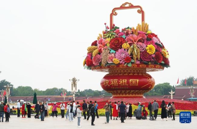 北京花团锦簇迎国庆