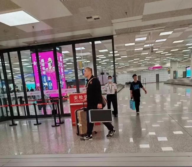 网友称张志磊回国后无人接机