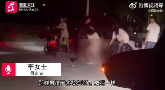 一女生街头被多人拽头发扒衣裤围殴，扒其衣裤，当地警方：已介入！