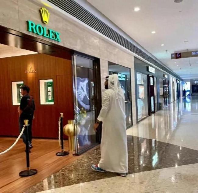 网友偶遇外国运动员扫货：进店就“包圆”出手阔绰 一个导购员给6万小费