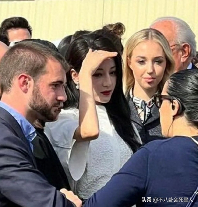 迪丽热巴金智秀同场看秀待遇天差地别：韩女星坐专车 公关总监亲自迎接