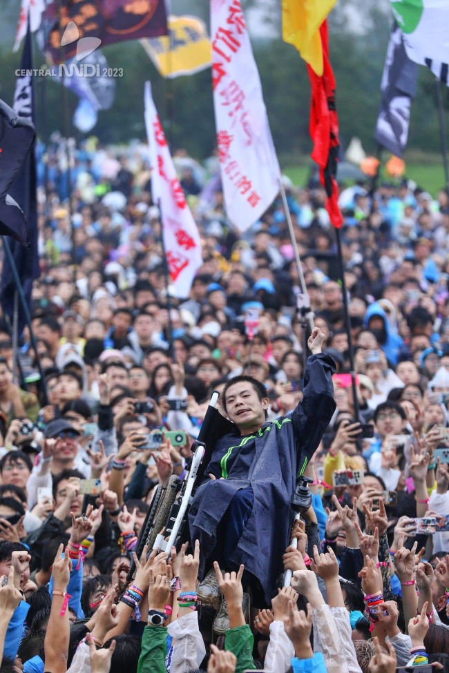 音乐节众人举起轮椅男生 画面温暖治愈又令人心潮澎湃