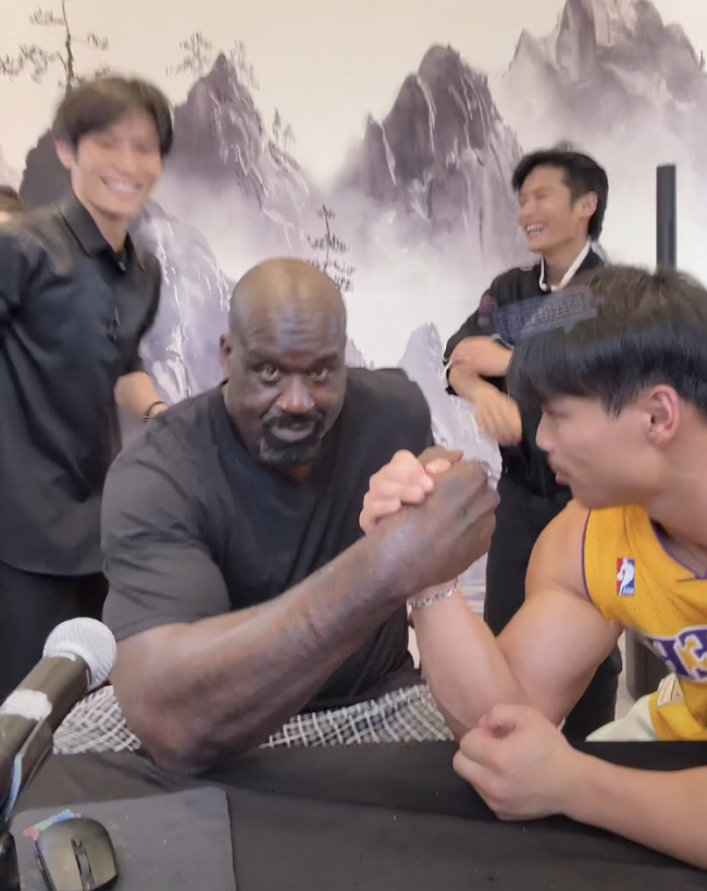 奥尼尔现身小杨哥直播间：扳手腕轻松拿捏小杨哥 网友直呼接地气