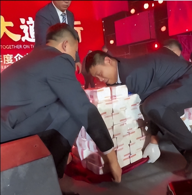 老板给员工发现金福利1100万，宴请员工父母共度中秋