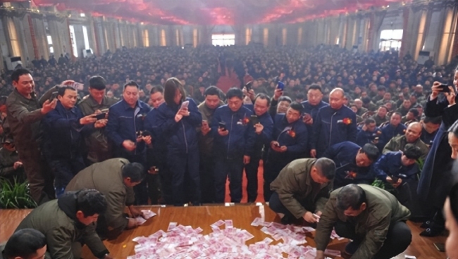老板给员工发现金福利1100万，宴请员工父母共度中秋
