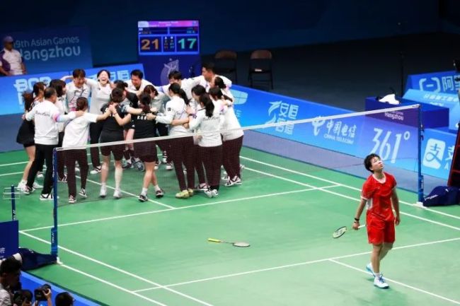国羽女团不敌韩国获亚军，何冰娇输球后强忍泪水，韩国女队员疑侮辱性模仿何冰娇含泪