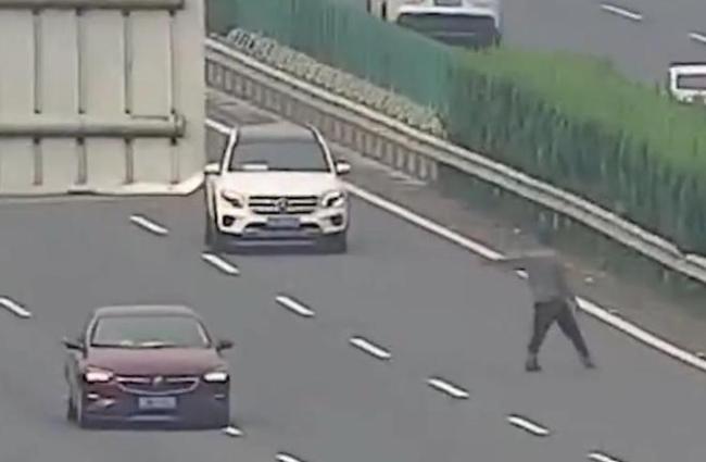 小伙被父母遗忘拦车求助，巡逻高速交警帮解困