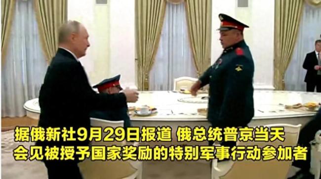 普京接见俄罗斯战斗英雄，为战死的“犯人”士兵默哀